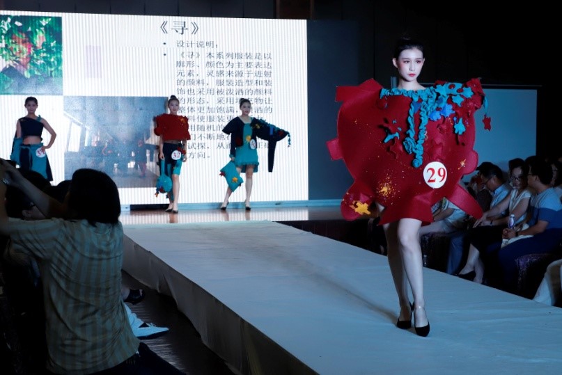 产教融合点亮纺服毕业设计教学成果展